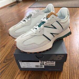 NIB Women’s New Balance 327, Size 7.5